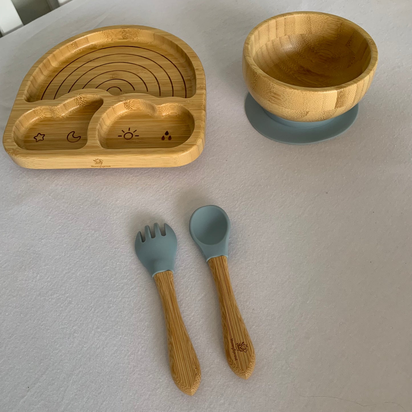 🌿 BAMBOO FEEDING SET —
Our bamboo feeding set is designed to support your baby’s weaning journey, combining natural materials with thoughtful design for everyday mealtimes.