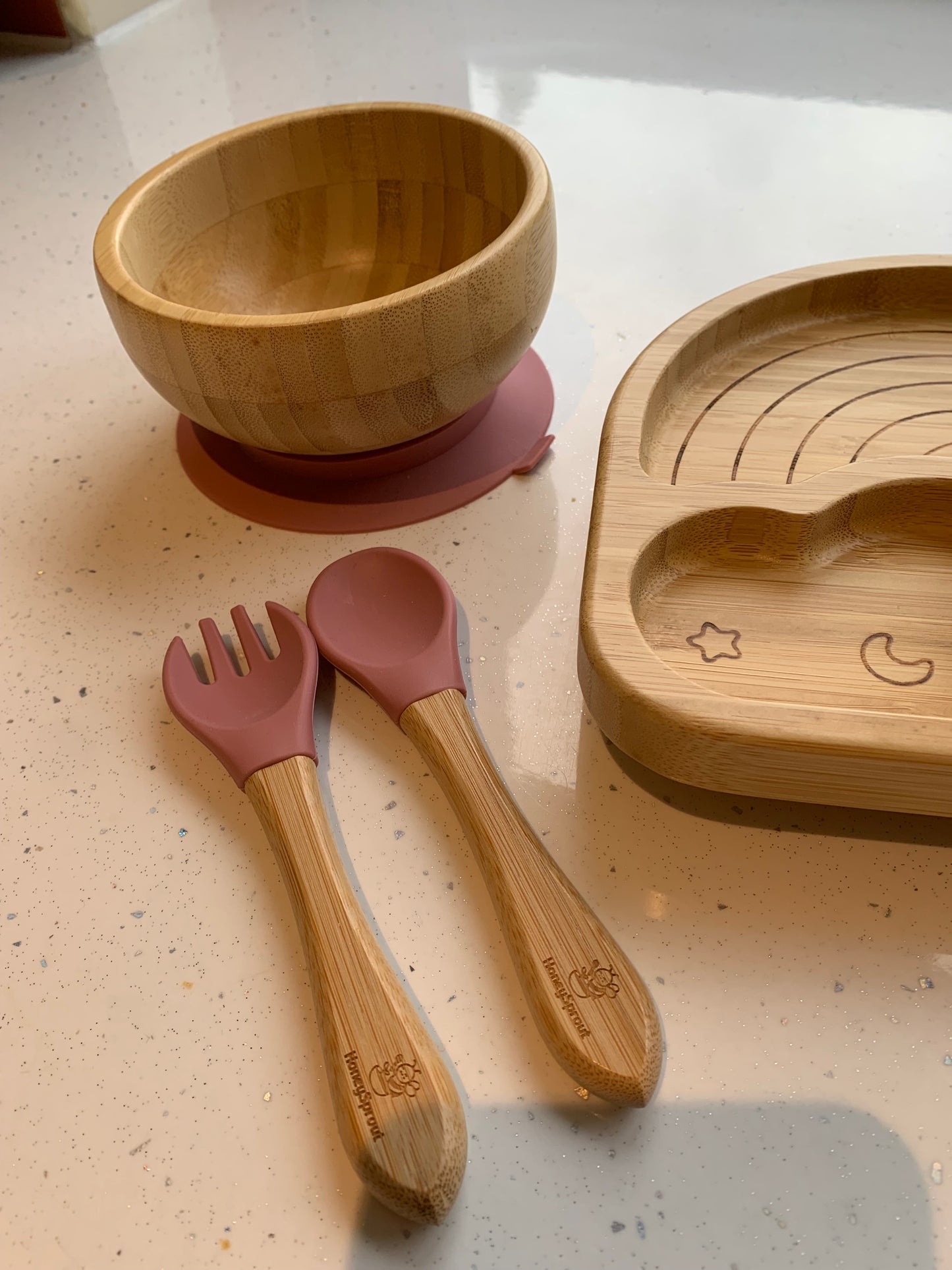 🌿 BAMBOO FEEDING SET — 

Our bamboo feeding set is designed to support your baby’s weaning journey, combining natural materials with thoughtful design for everyday mealtimes.