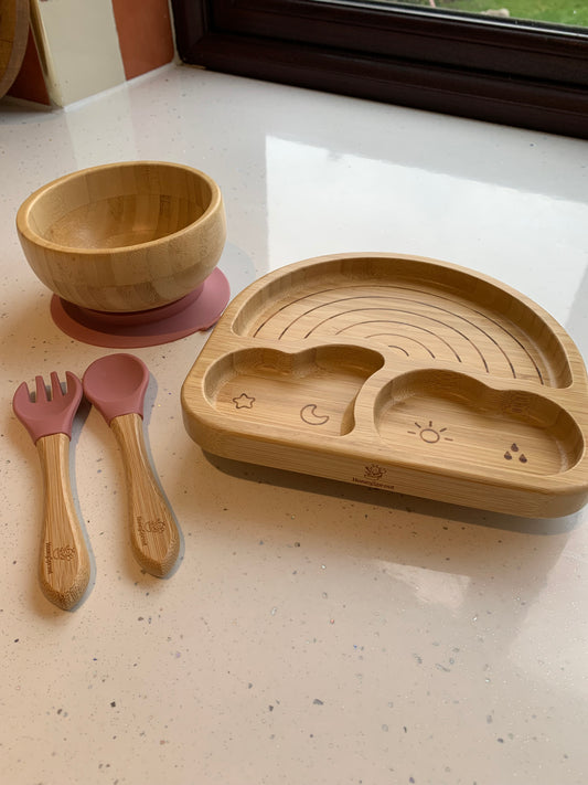 🌿 BAMBOO FEEDING SET — 

Our bamboo feeding set is designed to support your baby’s weaning journey, combining natural materials with thoughtful design for everyday mealtimes.