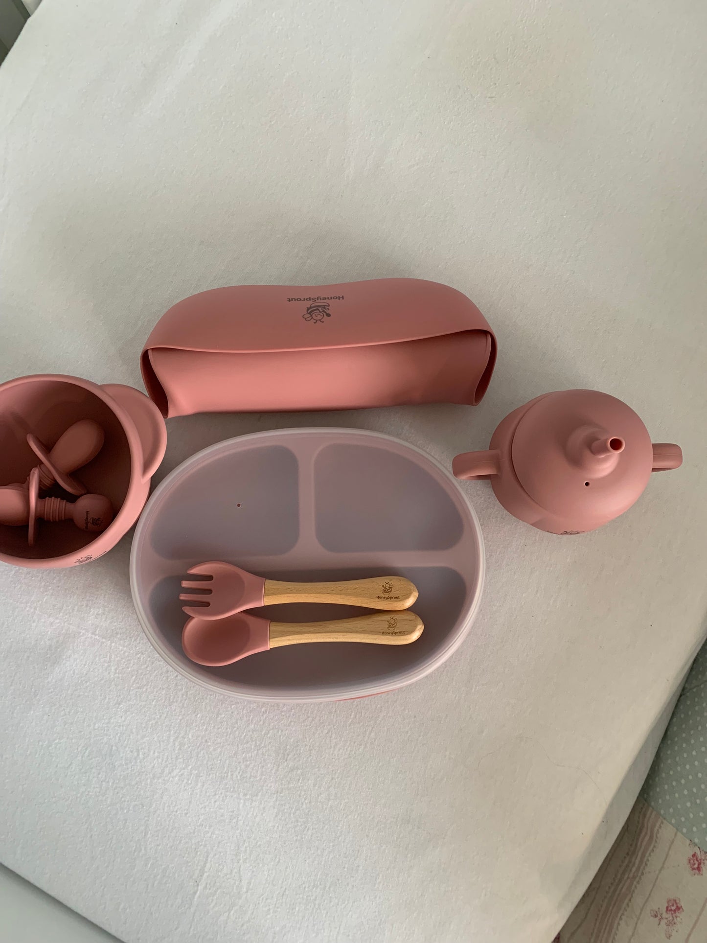 SILICONE FEEDING SET-🤍 Our silicone feeding set is soft, durable and easy to clean — designed to make early mealtimes simpler for parents and babies alike.