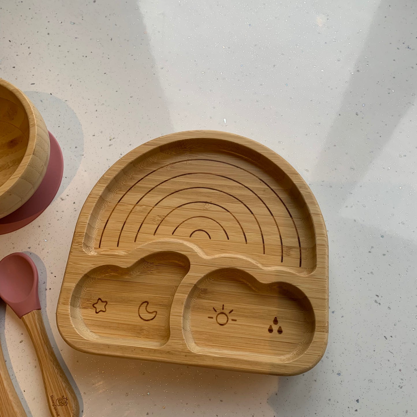 🌿 BAMBOO FEEDING SET — 

Our bamboo feeding set is designed to support your baby’s weaning journey, combining natural materials with thoughtful design for everyday mealtimes.